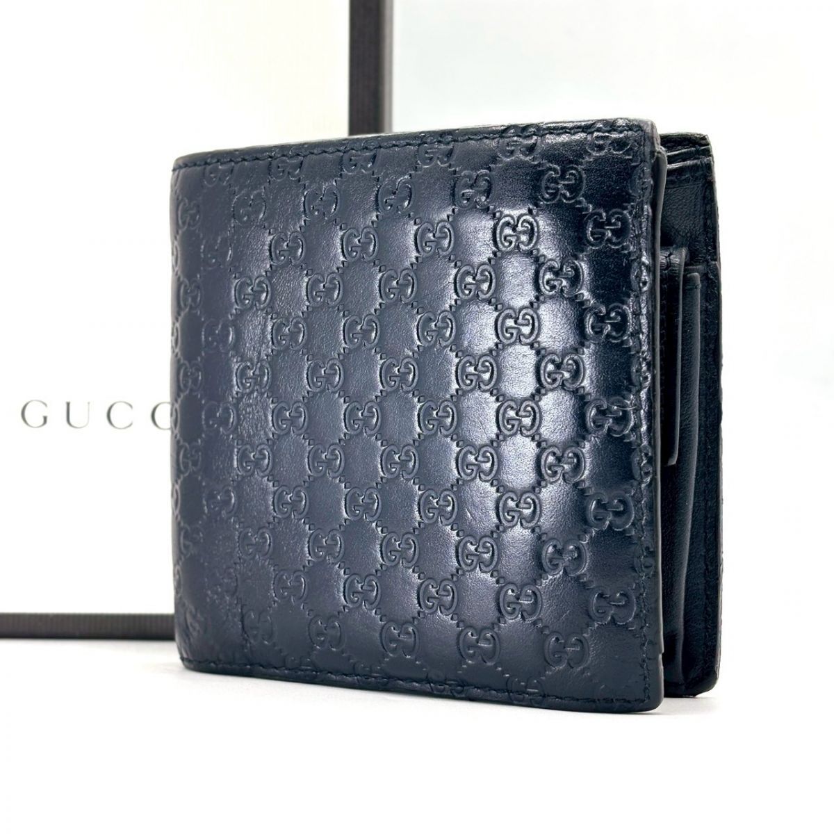 【静寂に艶が宿る】　GUCCI　二つ折り財布 マイクロシマ レザー コンパクトウォレット GG柄　 ネイビー