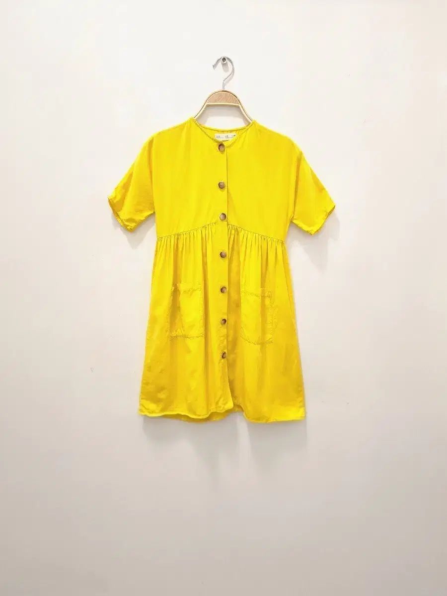 ZARA キッズ レモン黄色シャーリング ONE PIECE 8歳 (ほぼ新品)