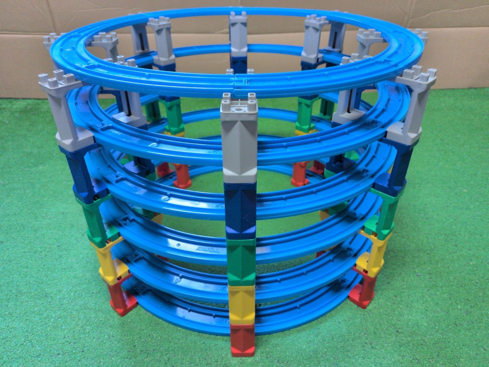 プラレール 　ぐるぐる ６段タワー ５色ブロック橋脚 レイアウト