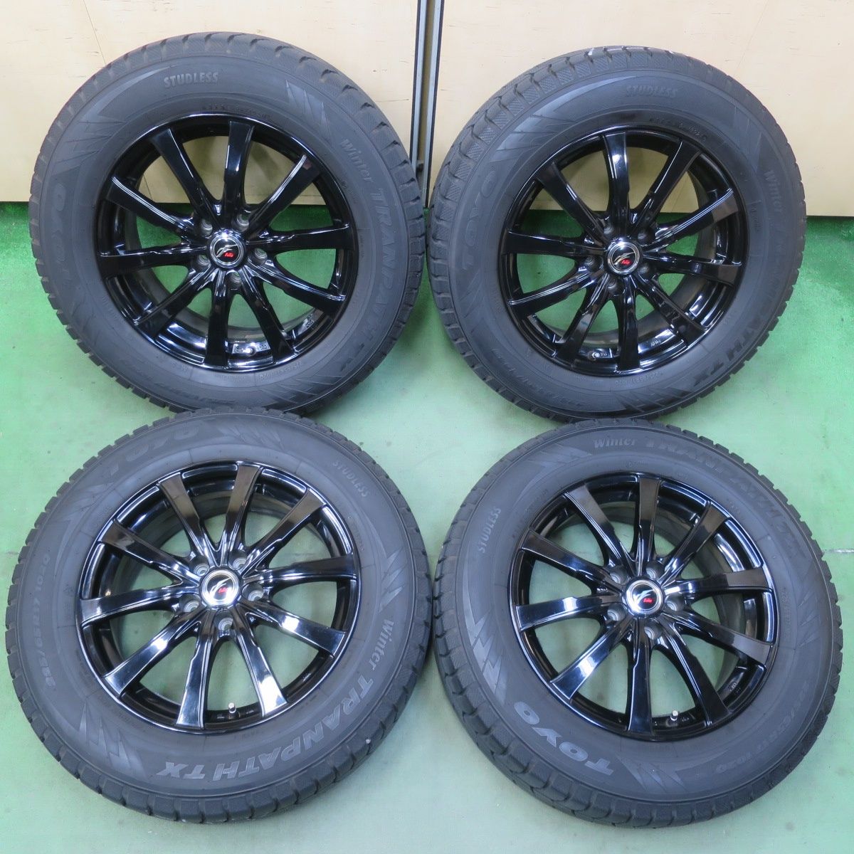 バリ溝!キレイ!9.5分★スタッドレス 225/65R17 トーヨー ウインター トランパス TX Fang ファング 17インチ PCD114.3/5H★6051004イス