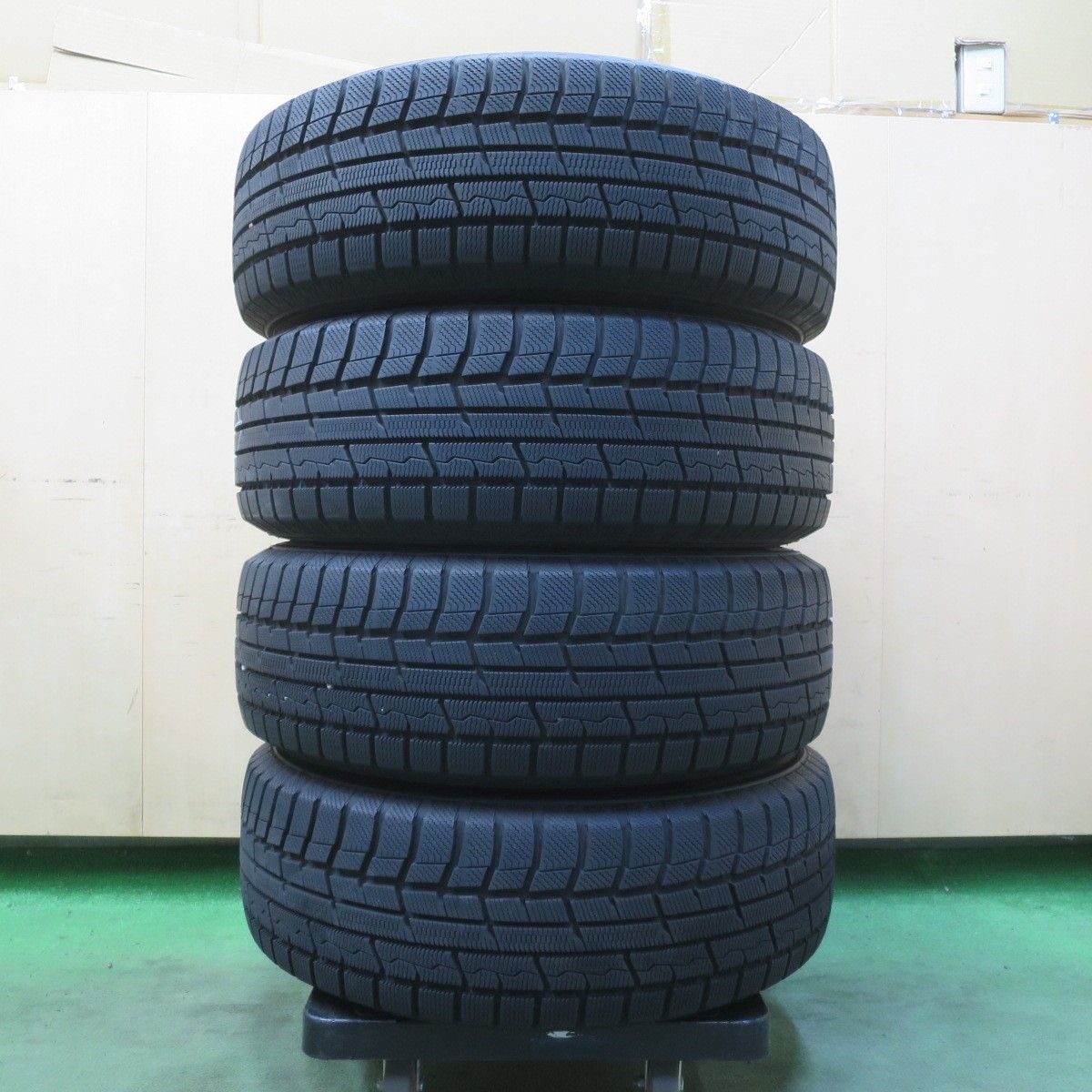 バリ溝！22年！9.5分以上☆スタッドレス 215/65R16 トーヨー 