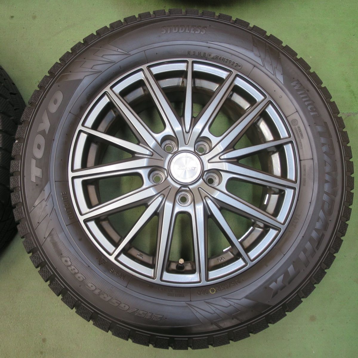 バリ溝！22年！9.5分以上☆スタッドレス 215/65R16 トーヨー 