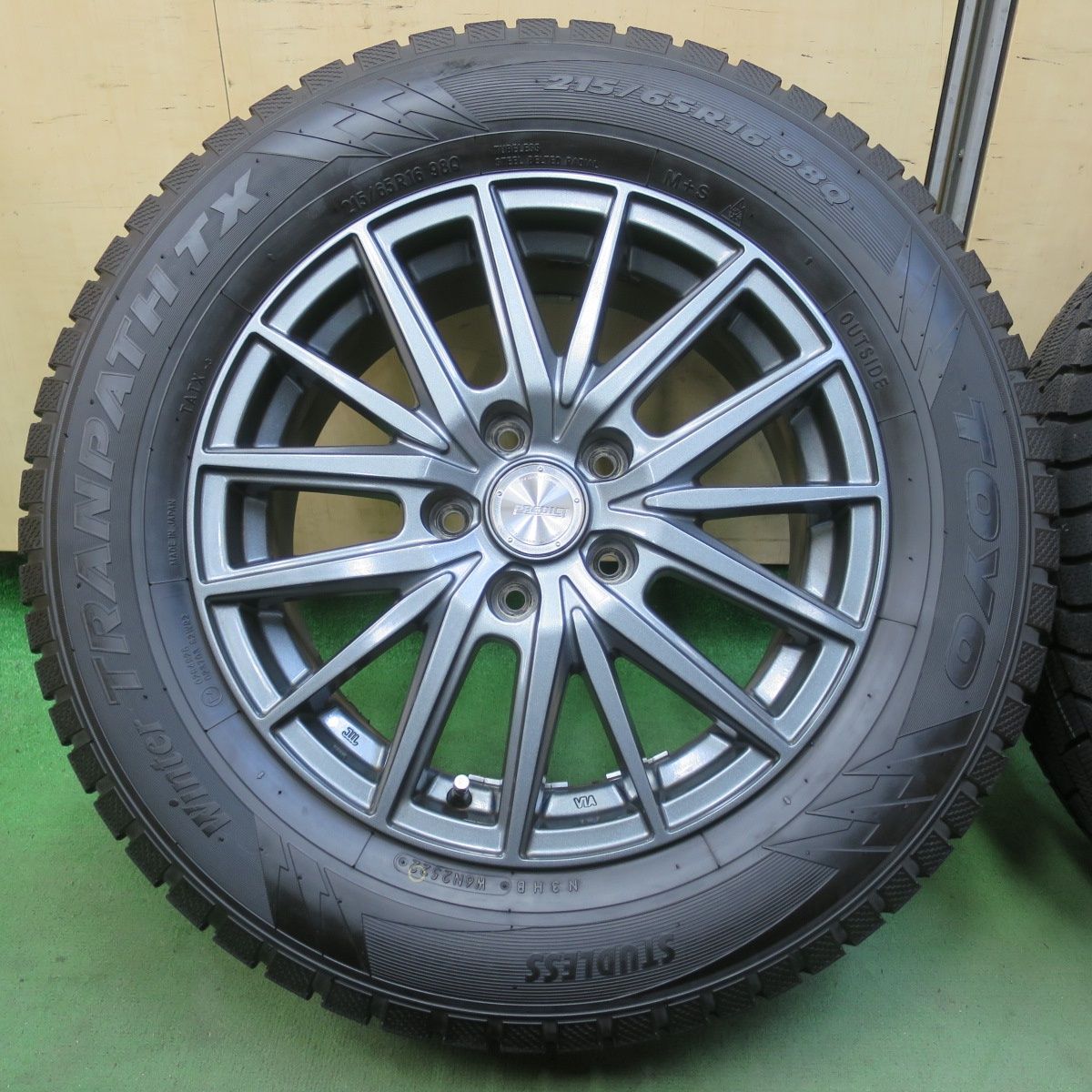 バリ溝！22年！9.5分以上☆スタッドレス 215/65R16 トーヨー 
