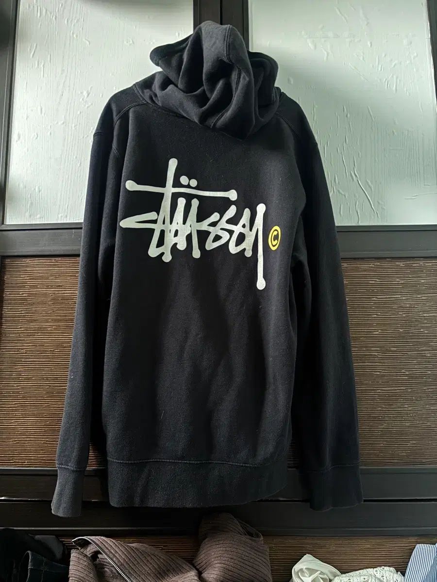 STUSSY ブラック フード ジップアップ