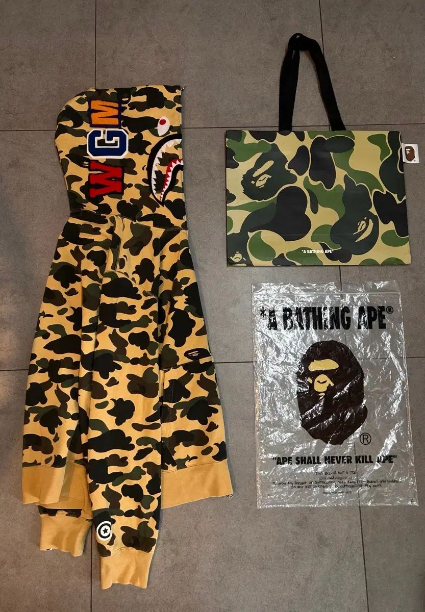 A BATHING APE(アベイシングエイプ) イエローカモフラ シャーク ジップアップ