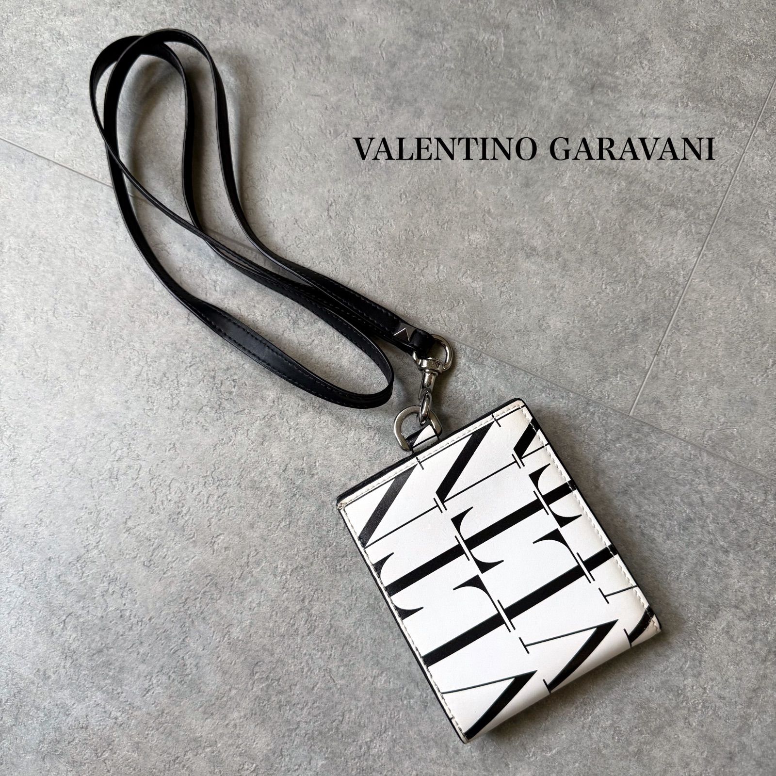 美品 VALENTINO GARAVANI ヴァレンティノガラバーニ 二つ折り財布 レザー ストラップ ホワイト ブラック