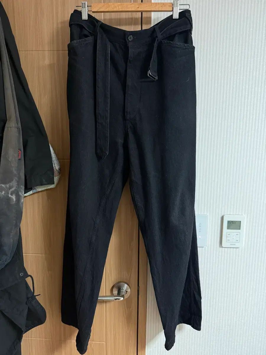 コモリ ベルト付き パンツ