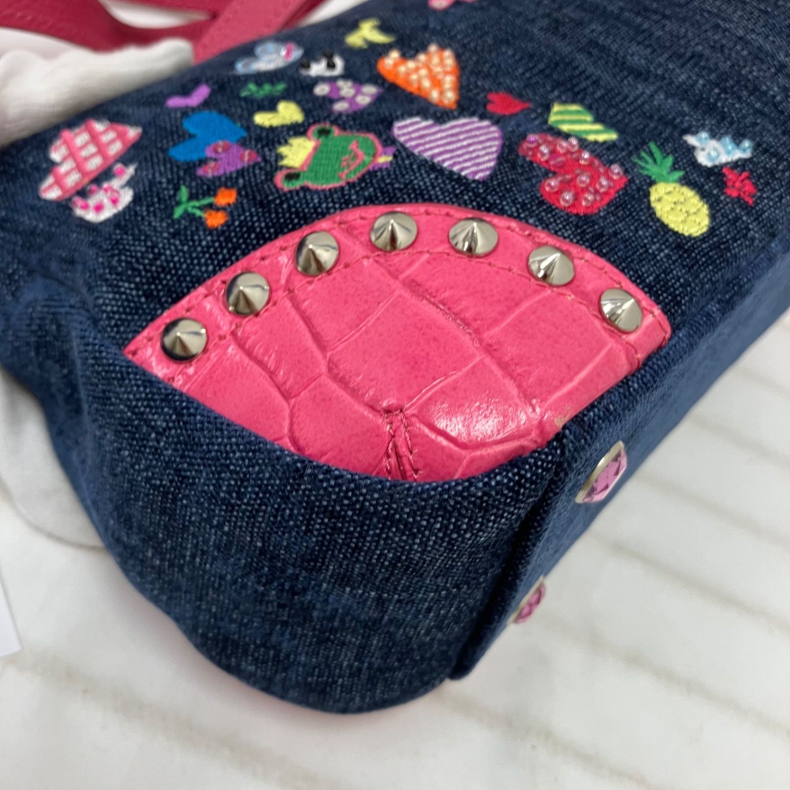 Think Bee! シンクビー デニム 刺繍 花コサージュ付き ハンドバッグ Think Bee! シンクビー デニム 刺繍 花コサージュ付き ハンドバッグ