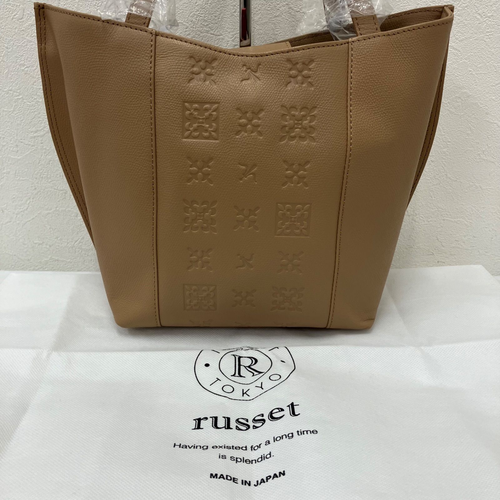 Y3411　美品　russet　ラシット　トートバッグ　 モノグラムプレスシリーズ　型押し　レザー　 本革　モカ　ベージュ系　保存袋付き　タグ付き　レディース