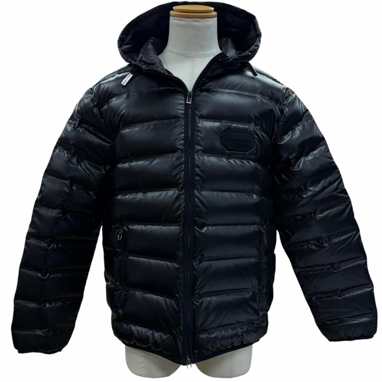 未使用品▼EMPORIO ARMANI エンポリオ アルマーニ 2023年製 黒タグ ロゴワッペン付き フーデッド ダブルジップアップ ダウンジャケット ブラック 52 正規品 メンズ