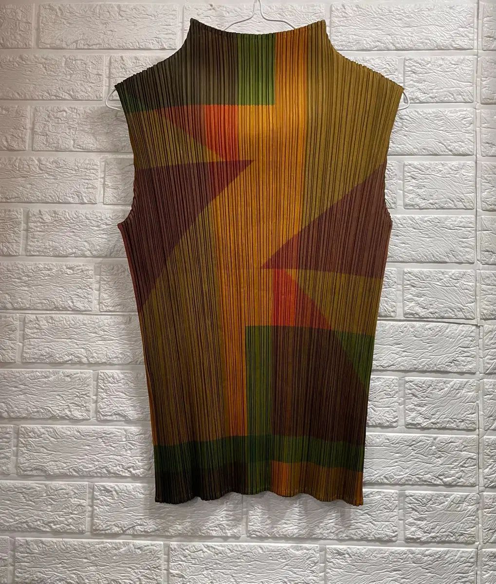 正規品 プリーツプリーズ イッセイミヤケ ノースリーブ スリーブレス トップス :)