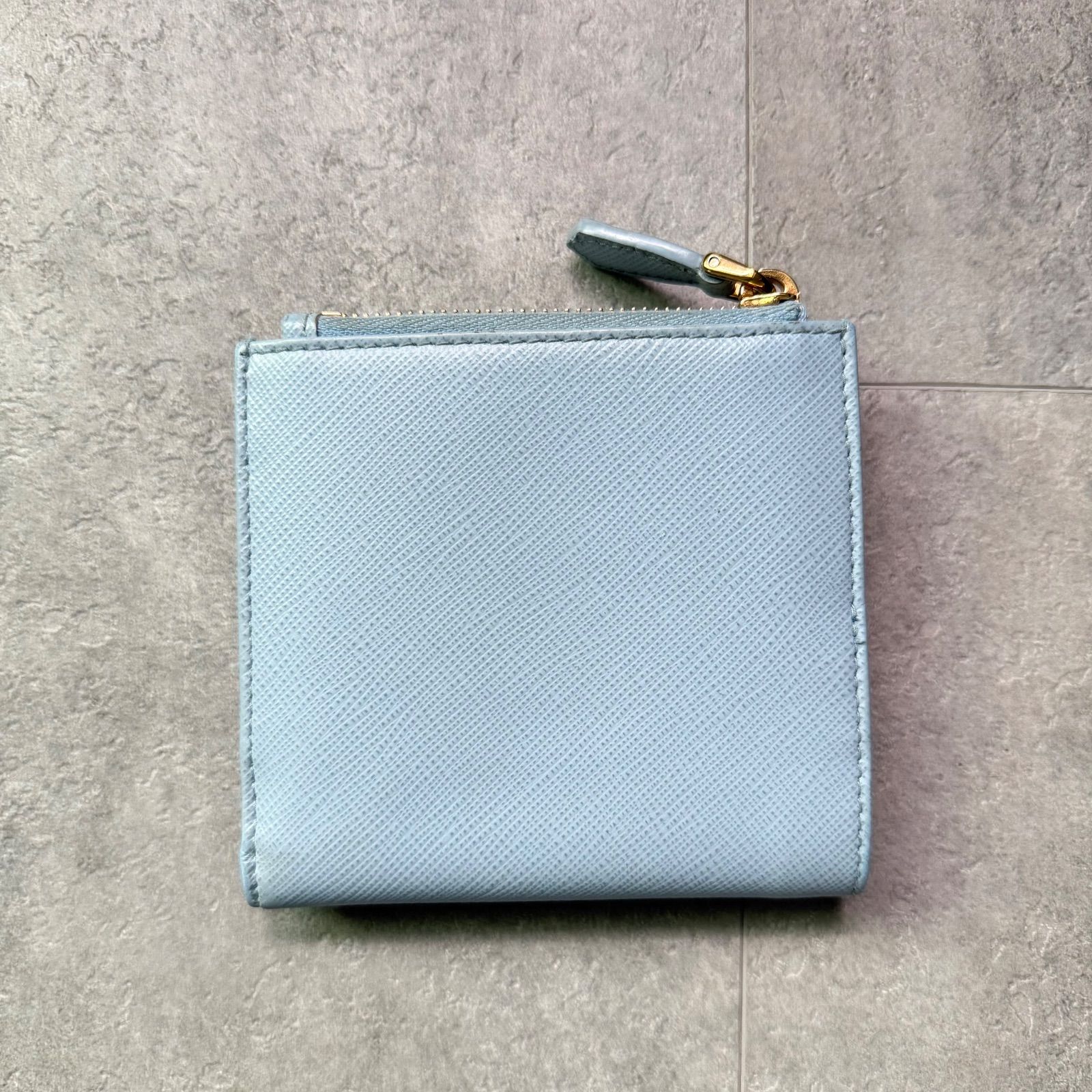 プラダ 二つ折り コンパクトウォレット サフィアーノレザー 三角ロゴ 水色 美品 PRADA プラダ 2つ折り財布 コインケース 三角ロゴ サフィアーノ