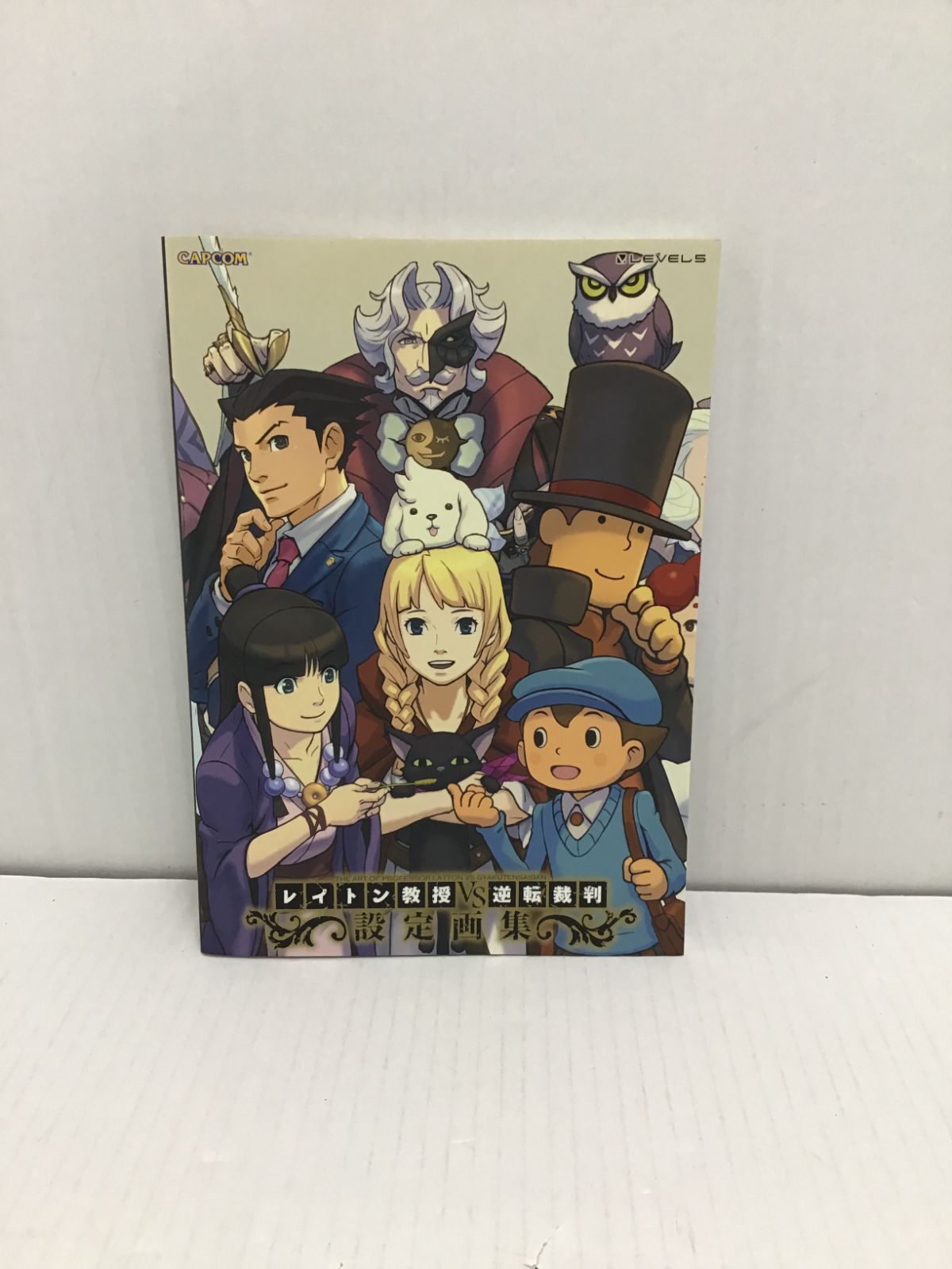 Y010[PK]Y5339(雑誌) レイトン教授VS逆転裁判　設定画集 目立った傷や汚れなし 5/14出品