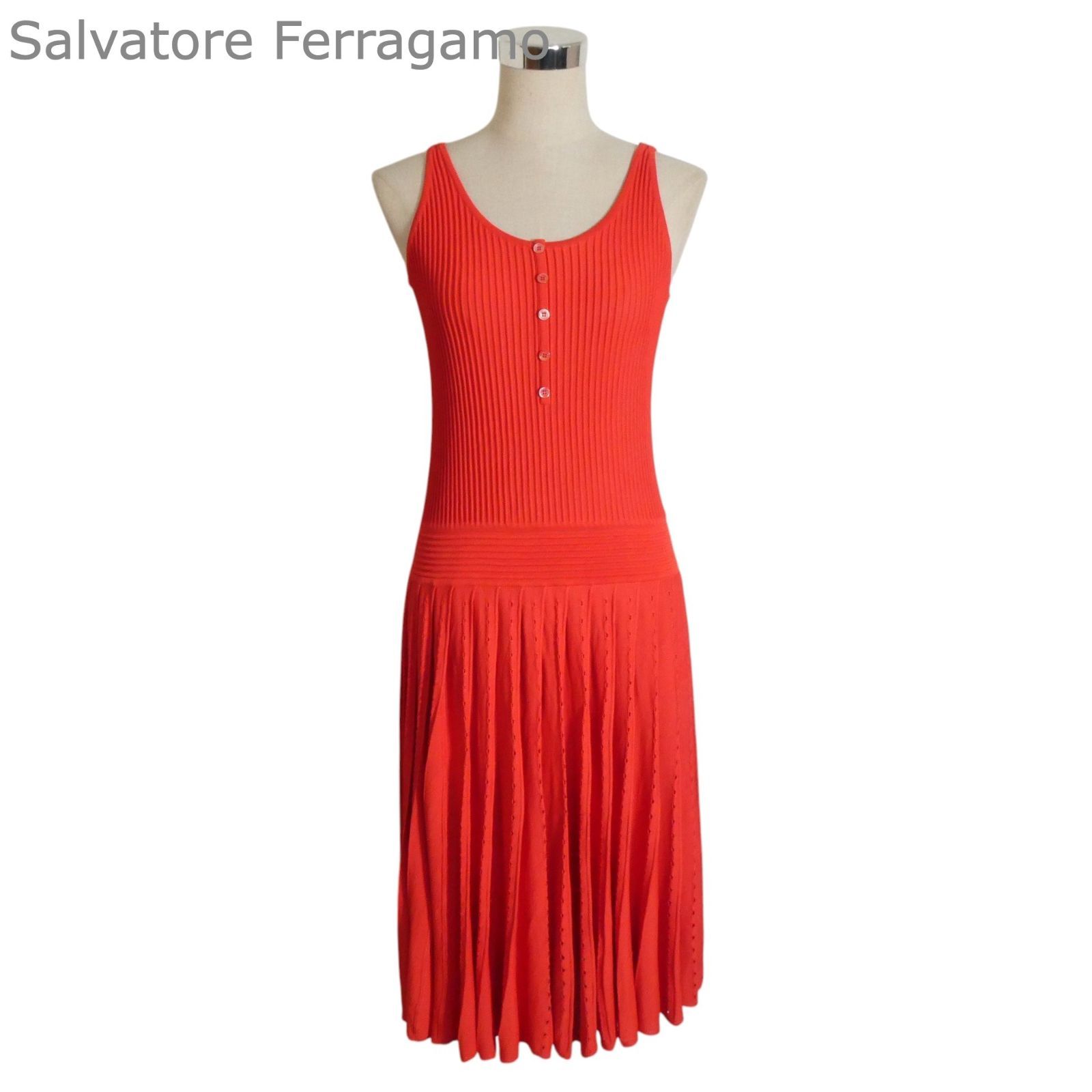 美品 Salvatore Ferragamo サルヴァトーレフェラガモ ノースリーブワンピース ドレス サマーニット プリーツ 膝丈 レーヨン レッド系 サイズL レディース