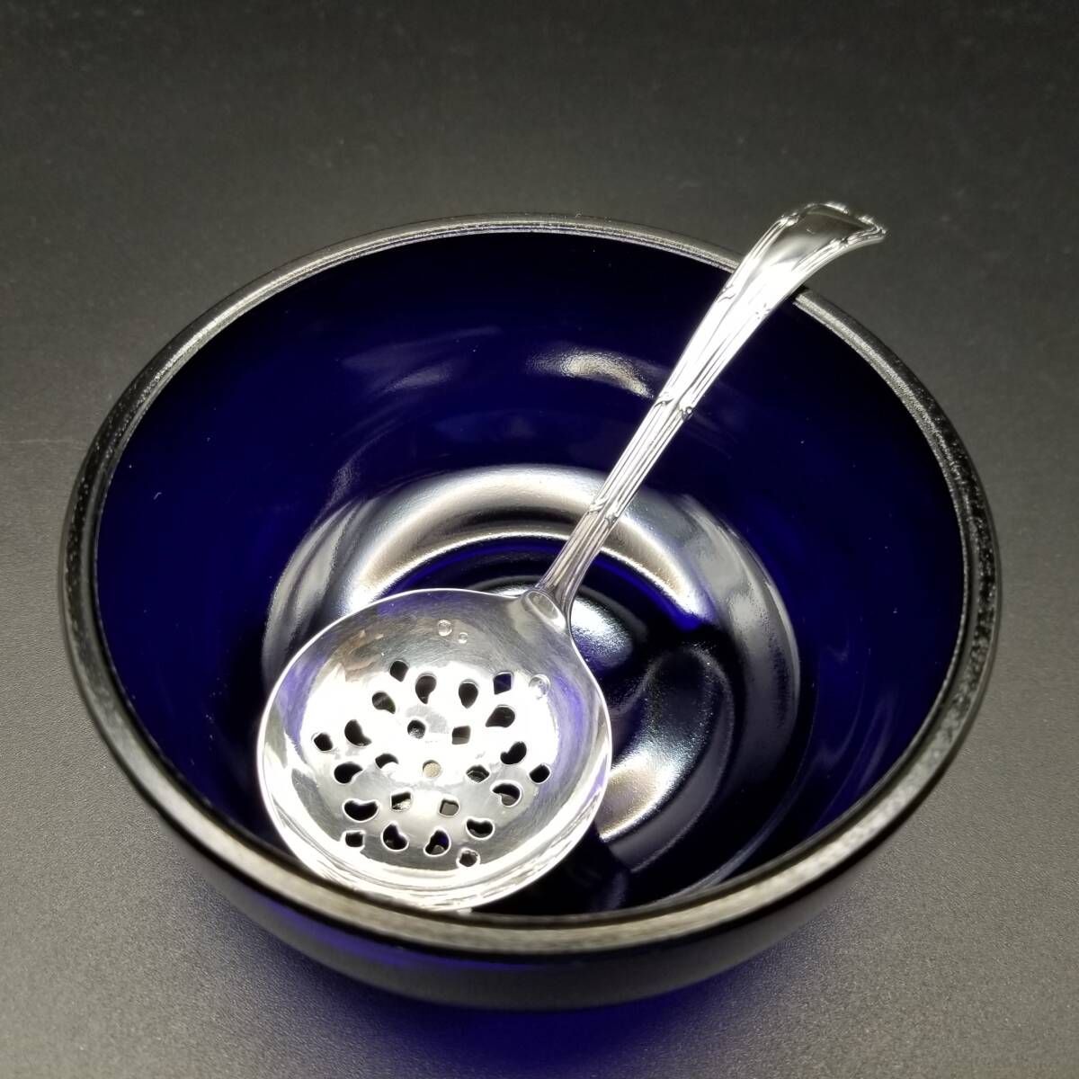 Yeoman社製 英国 ヴィンテージ 鮮やかな青いシュガーポット シフタースプーン EP刻印 シルバープレート 銀製品 ガラスボウル