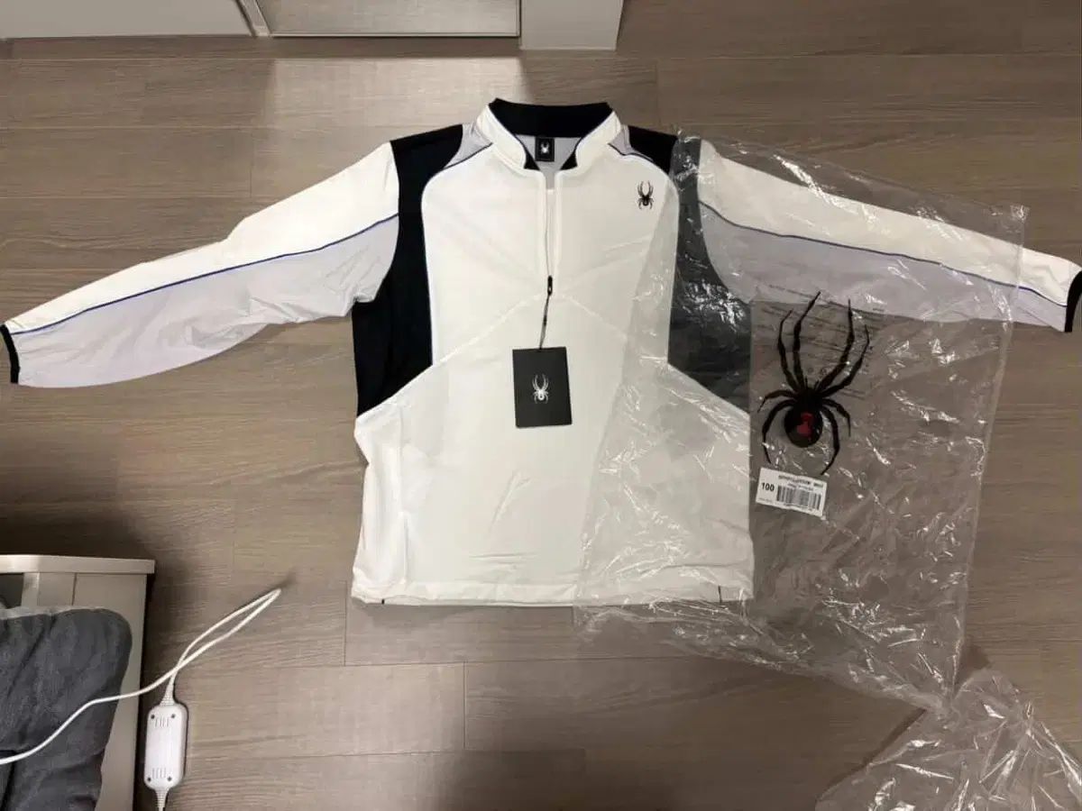 スパイダー Anorak（アノラック）ウィンドブレーカー 新品