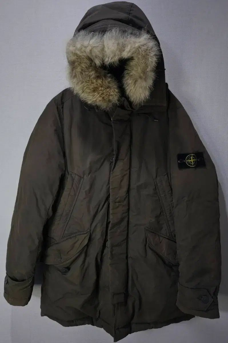 正規品・百貨店購入 STONE ISLAND ストーンアイランド マイクロラブス コヨーテファー アウターダウン 95/M