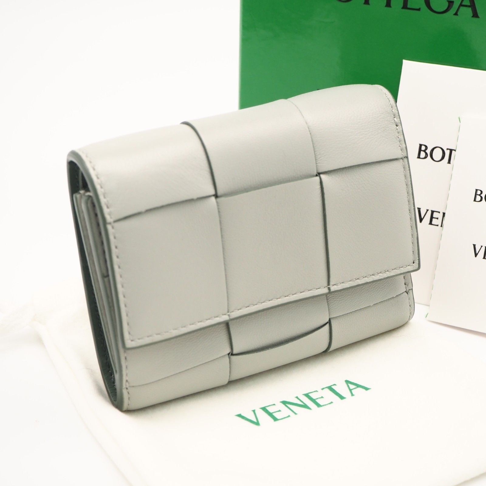 ★3日以内返品可★ 美品 BOTTEGAVENETA ボッテガヴェネタ カセット コンパクトウォレット 651372 三つ折り財布 グレー グリーン カーフレザー レディース