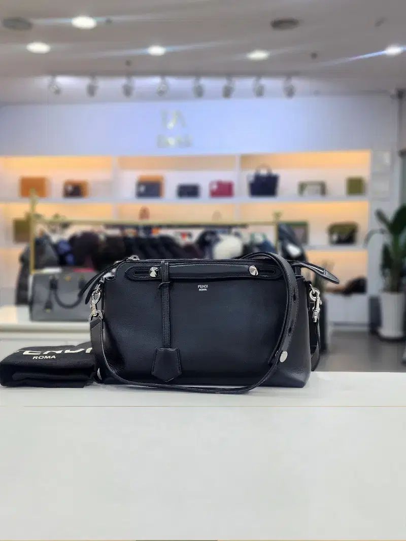フェンディ バイ ザ ウェイ ミディアム ショルダーバッグ 8BL146