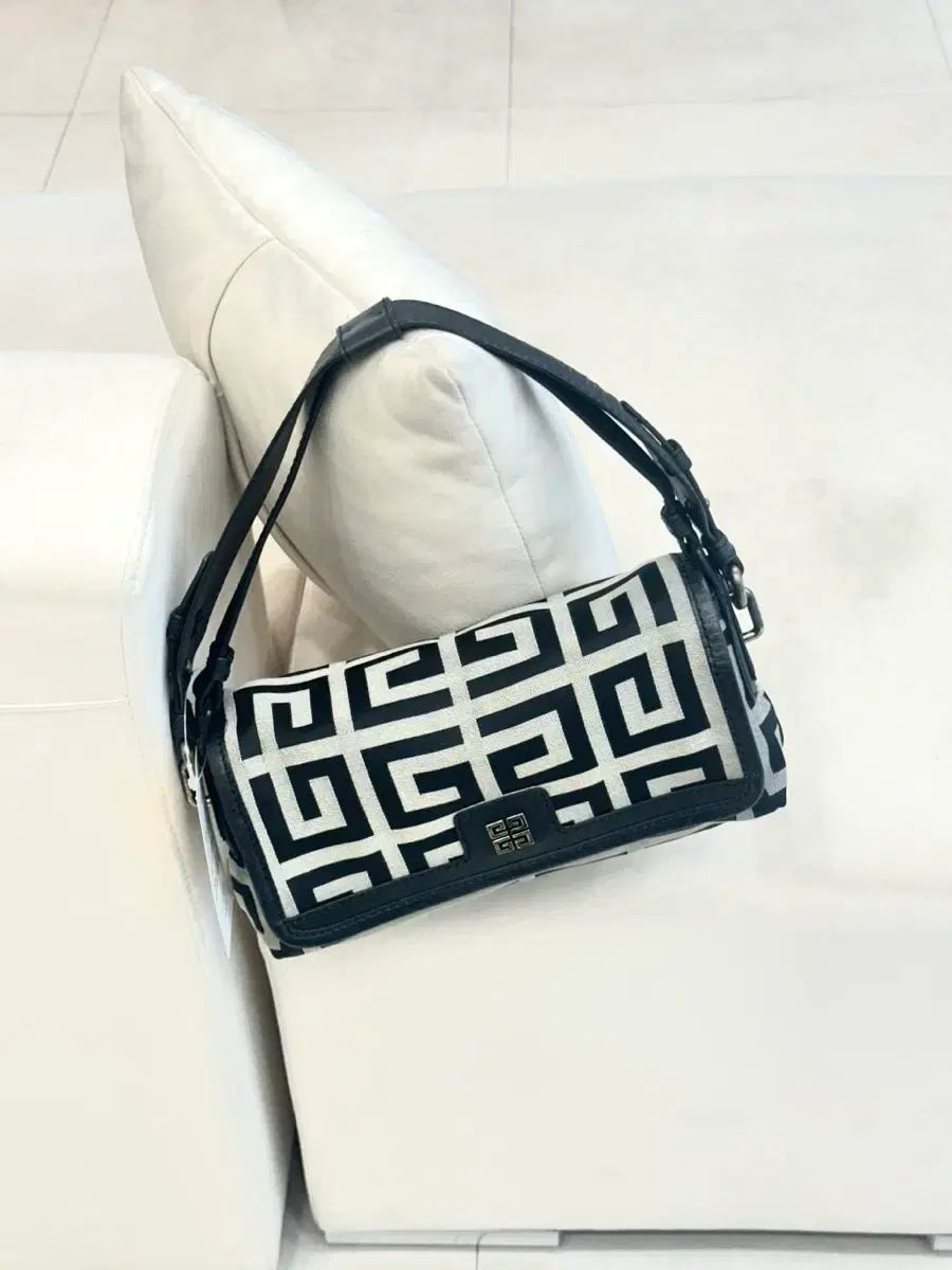 Givenchy ジバンシィ 4G ロゴ パータン ショルダーバッグ (正規品)