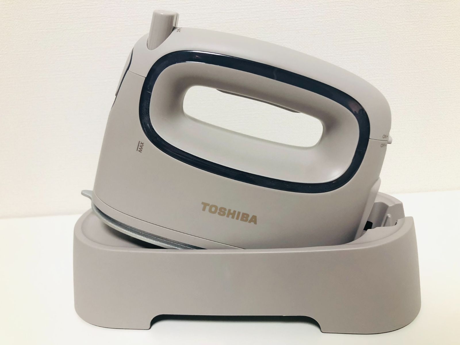 TOSHIBA 東芝 コードレス衣類スチーマー TAS-MX8 アイロン - メルカリ