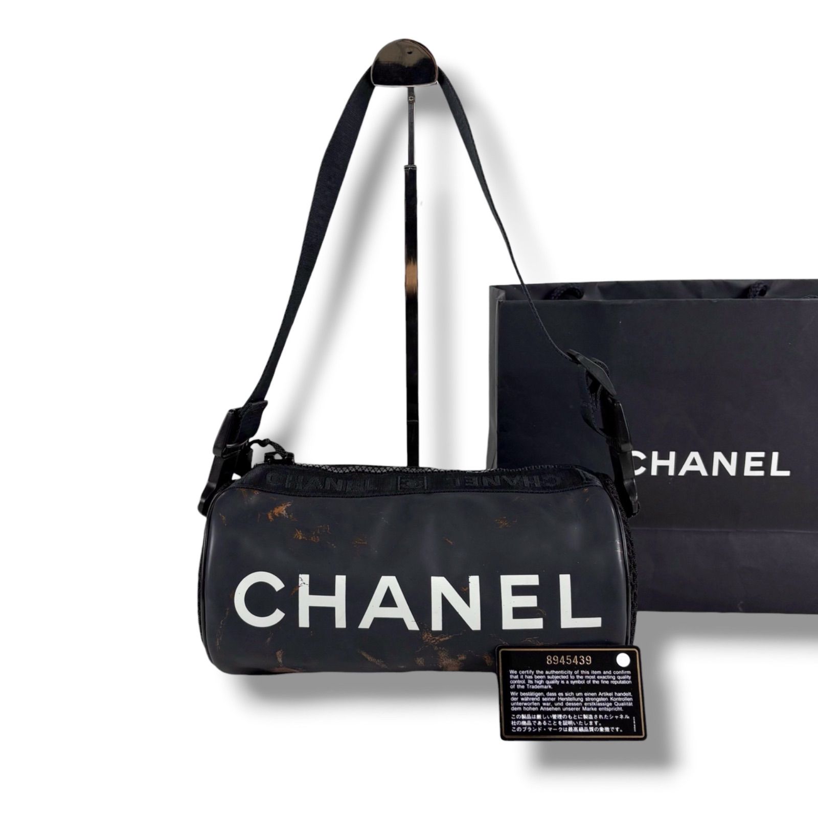シャネル　CHANEL スポーツライン　筒型　ワンショルダーバッグ　セミショルダーバッグ　ブラック　黒　ロゴプリント