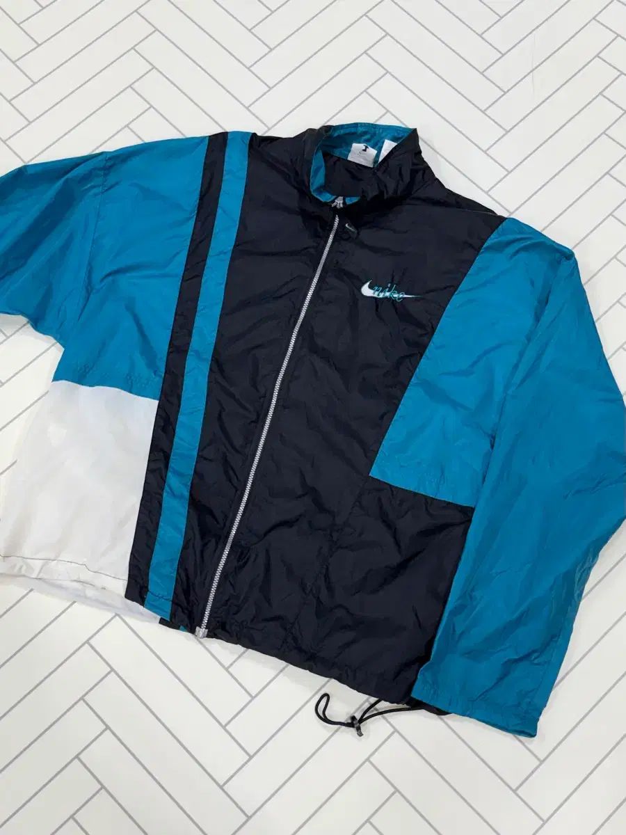 NIKE 海外モデル レア版 限定モデル コレクション用 ウィンドブレーカー