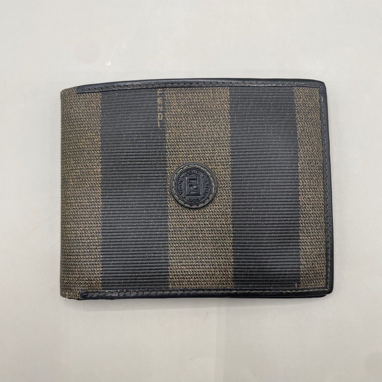 FENDI フェンディ 二つ折り財布 ペカン柄 ロゴ型押し レザー - メルカリ