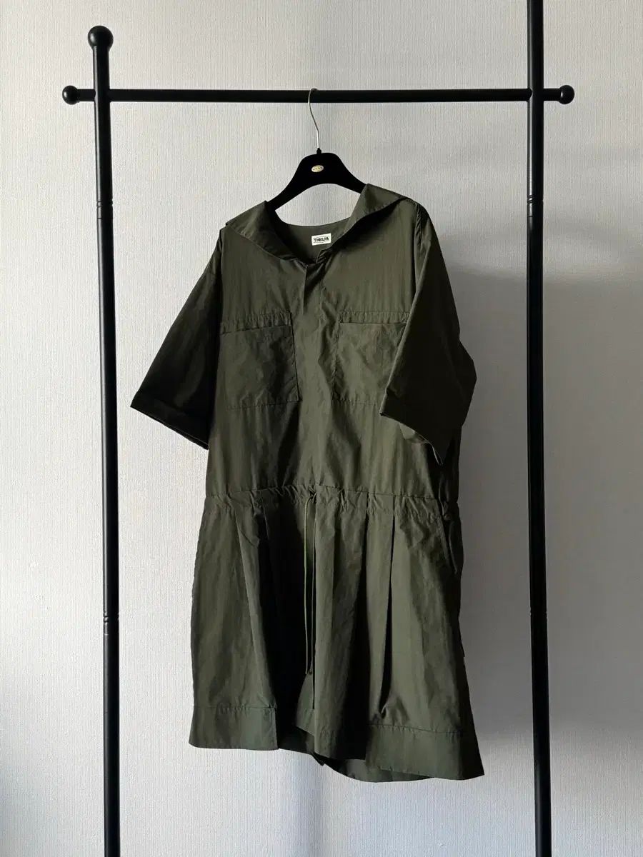 THEILMA カーキ色 シャツ オールインワン