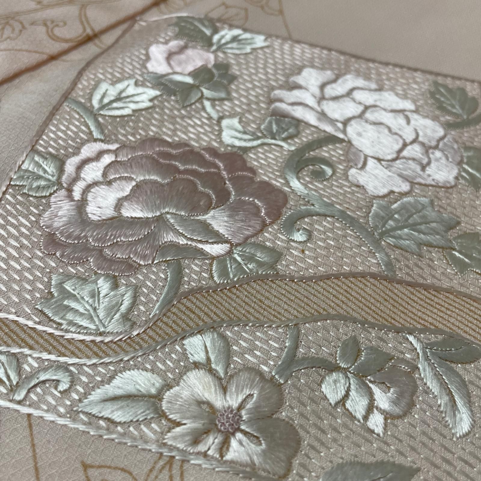 三松誂え 付下げ 裄66 美しい刺繍の花模様 着物 正絹 X-1875