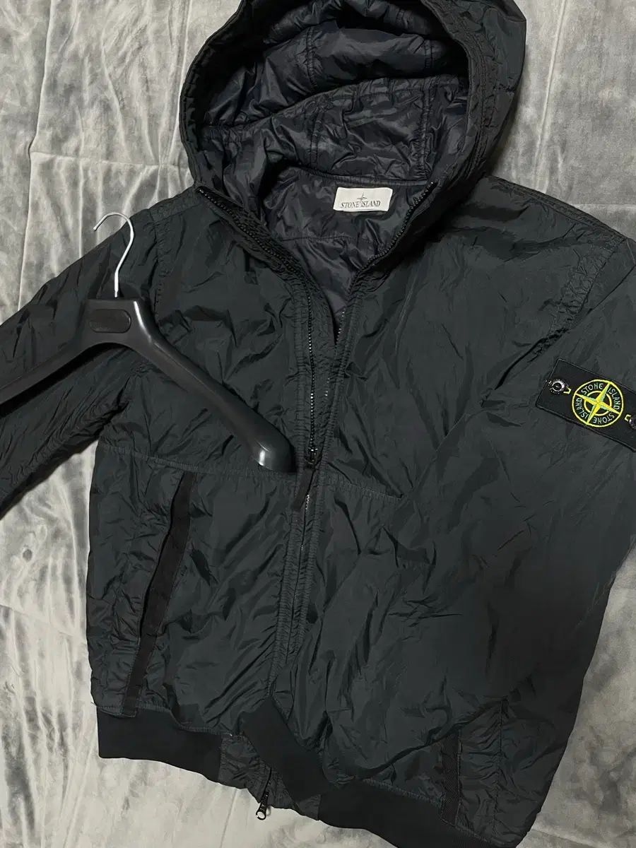 新作，爆買い】 L 23fw 百貨店購入 STONE ISLAND ストーンアイランド
