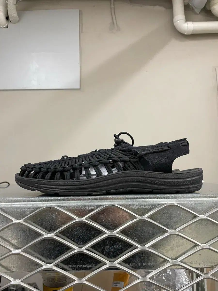 KEEN ユニーク サンダル ブラック 280 (gr-4869)