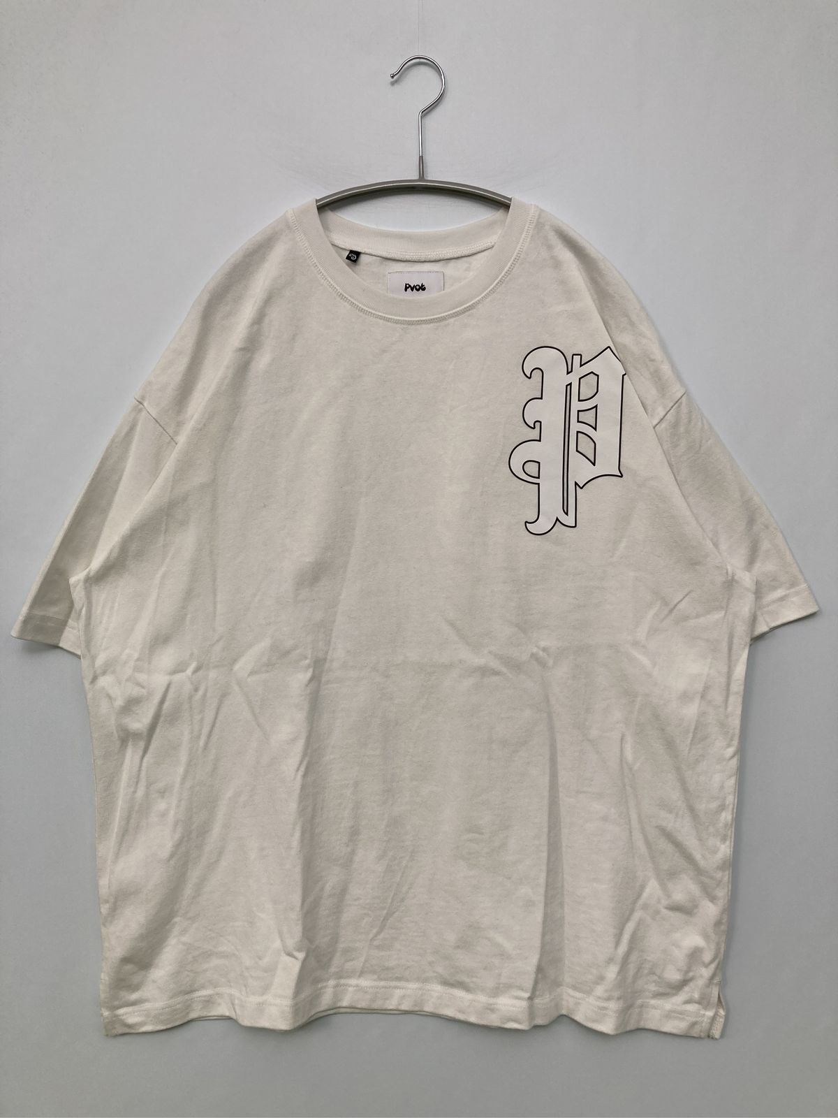 PVOT Tシャツ/カットソー XL ホワイト 前面プリント バックプリント ブランドロゴ ミドル丈 半袖 クルーネック(丸首)