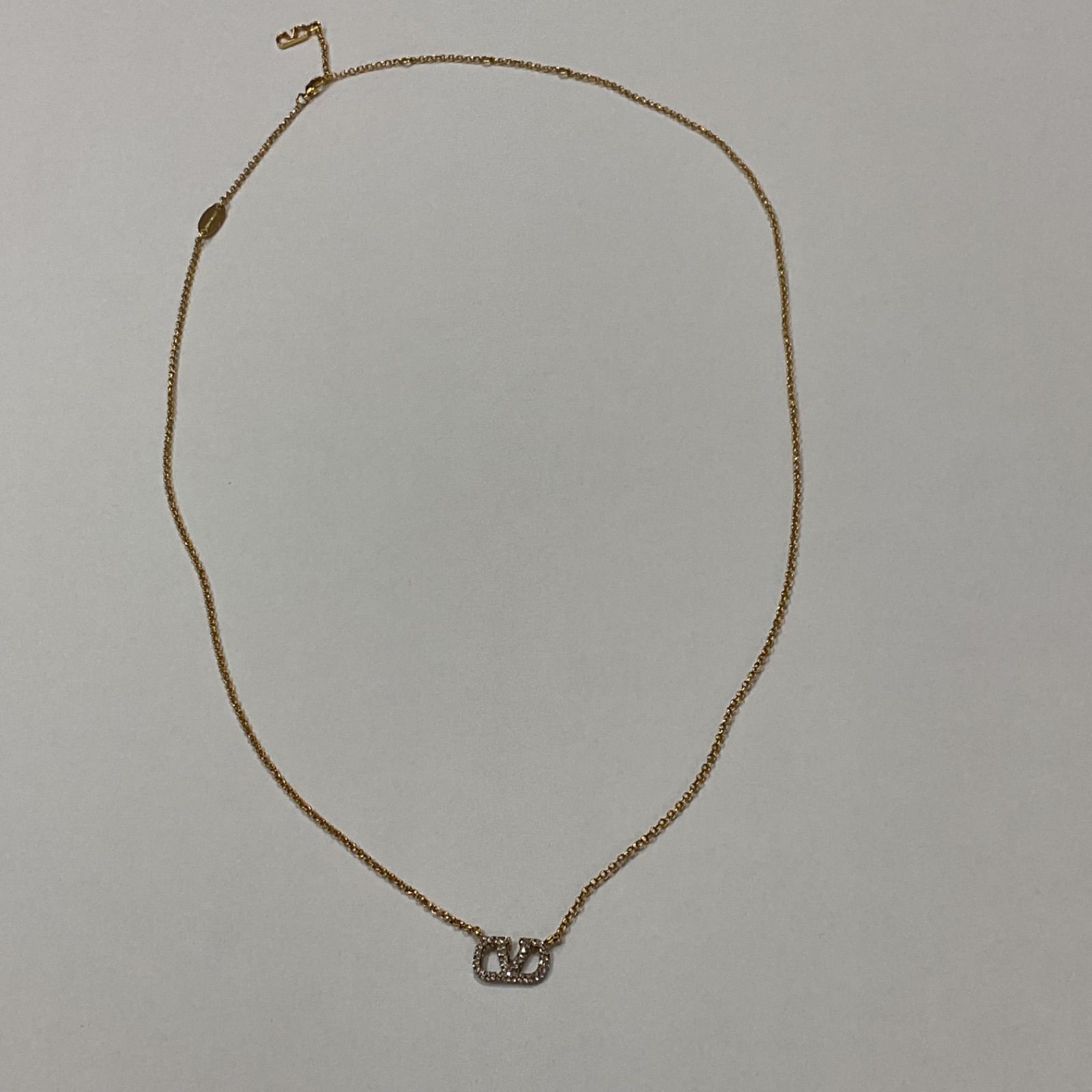 VALENTINO GARAVANI × Swarovski Vロゴ シグネチャー メタル 
