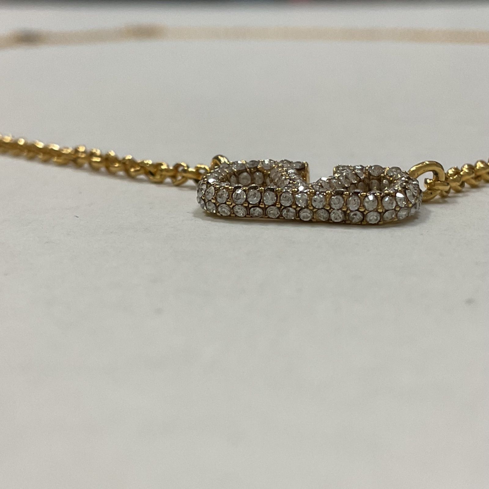 VALENTINO GARAVANI × Swarovski Vロゴ シグネチャー メタル 