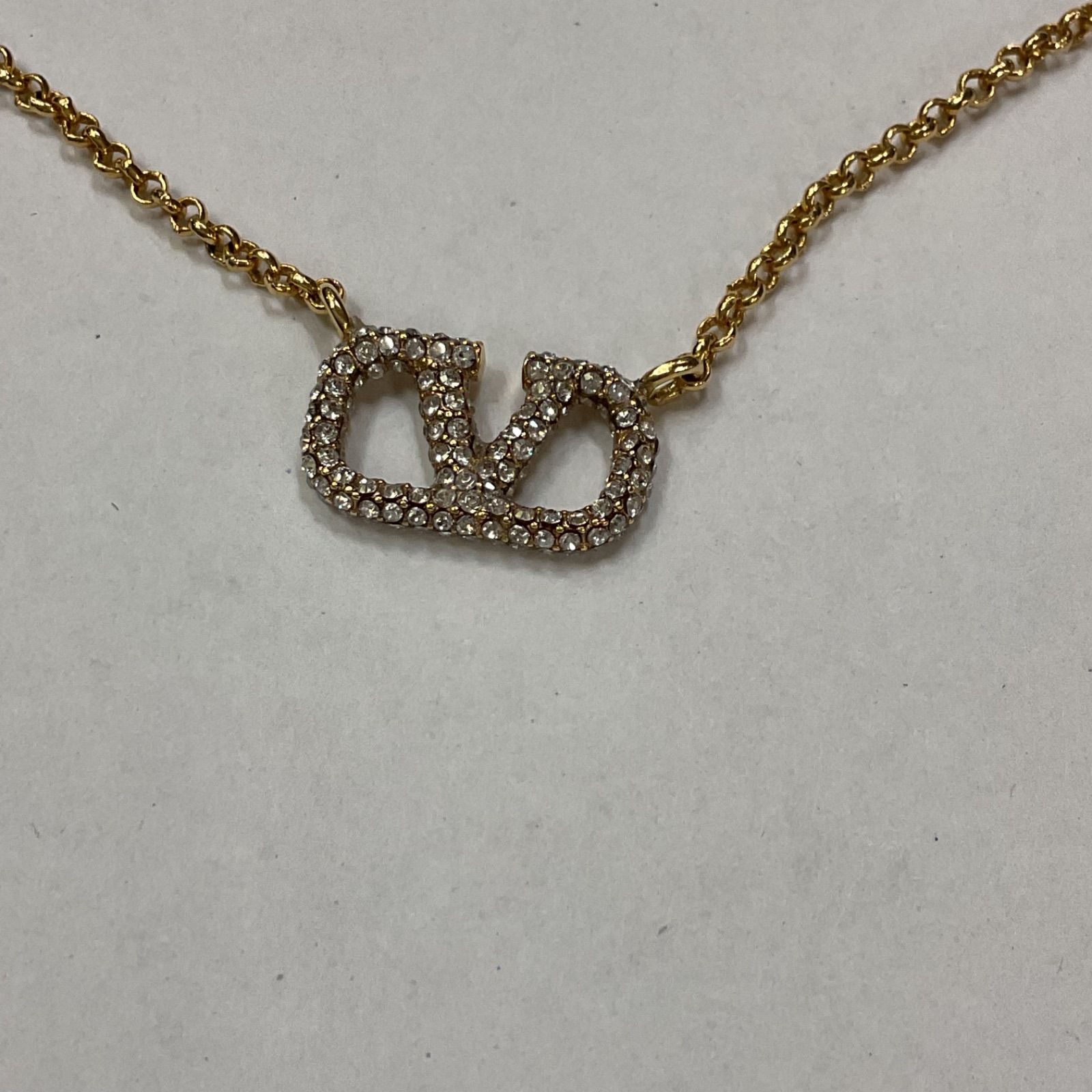 VALENTINO GARAVANI × Swarovski Vロゴ シグネチャー メタル 