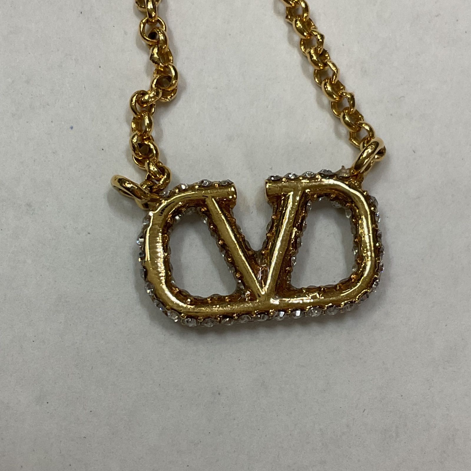 VALENTINO GARAVANI × Swarovski Vロゴ シグネチャー メタル 