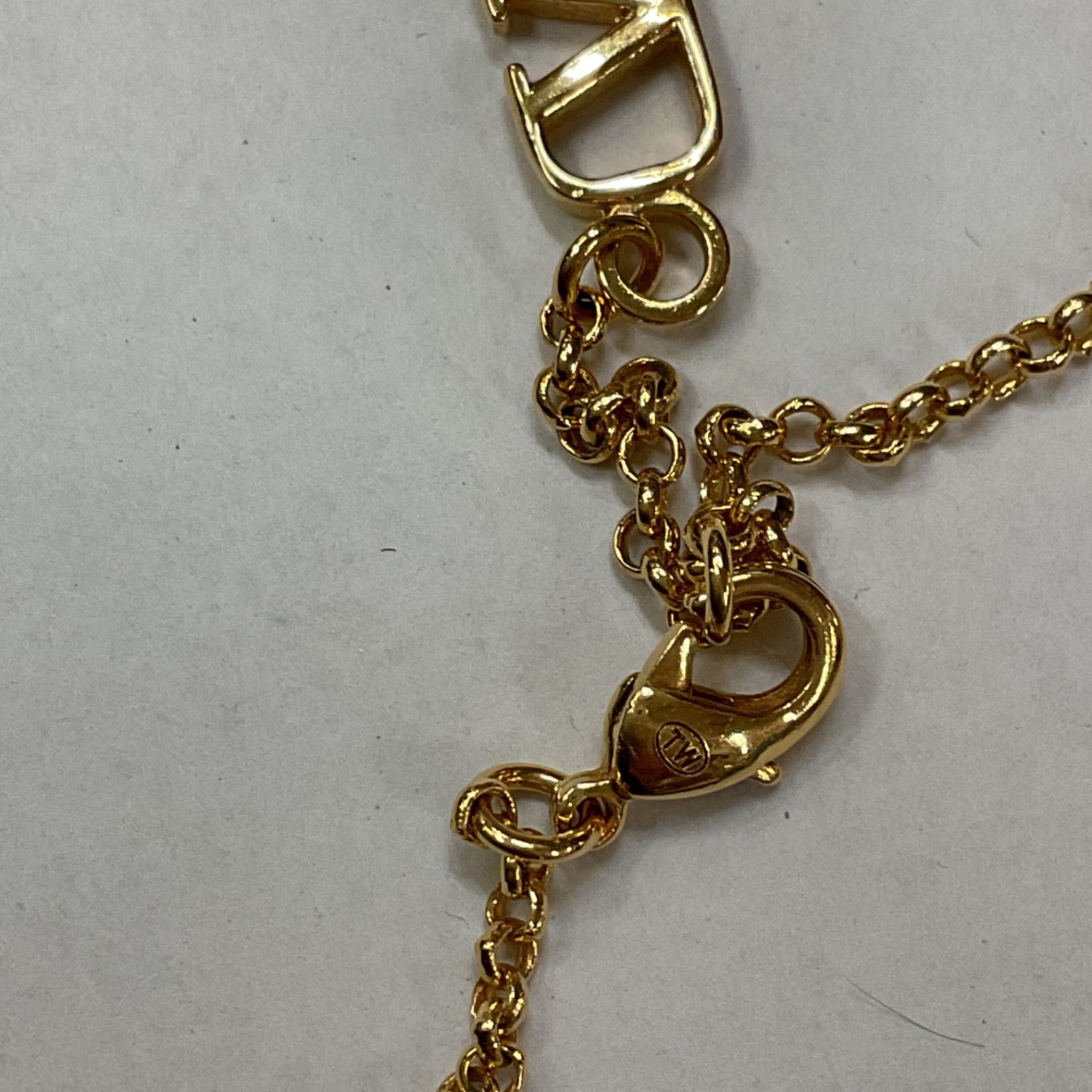 VALENTINO GARAVANI × Swarovski Vロゴ シグネチャー メタル 