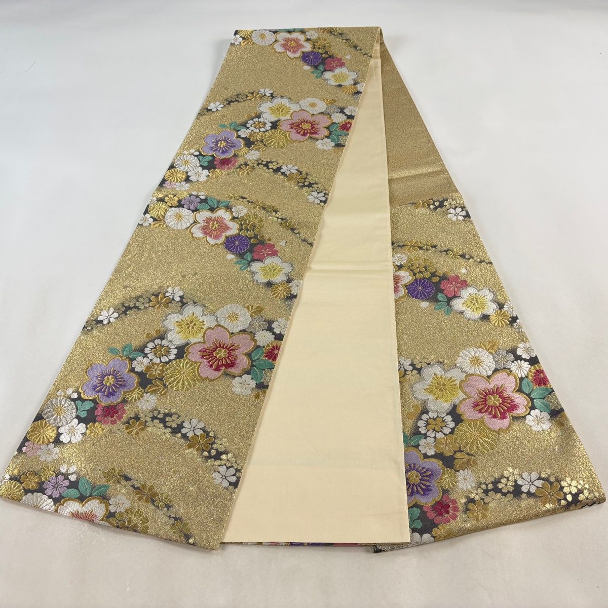 美品】 袋帯 秀品 振袖向き 桜 草花 金銀糸 箔 金色 六通 正絹 【中古
