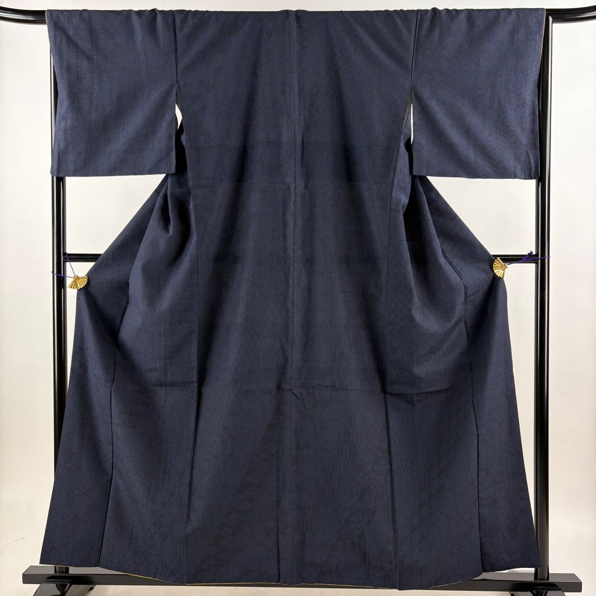 【美品】 紬 身丈159cm 裄丈67.5cm L 袷 名古屋帯セット 鈴乃屋 亀甲絣 縞 紺色 正絹 秀品 【中古】 【美品】 紬 身丈159cm 裄丈67.5cm L 袷 名古屋帯セット 鈴乃屋 亀甲絣 縞 紺色 正絹 秀品 【中古】