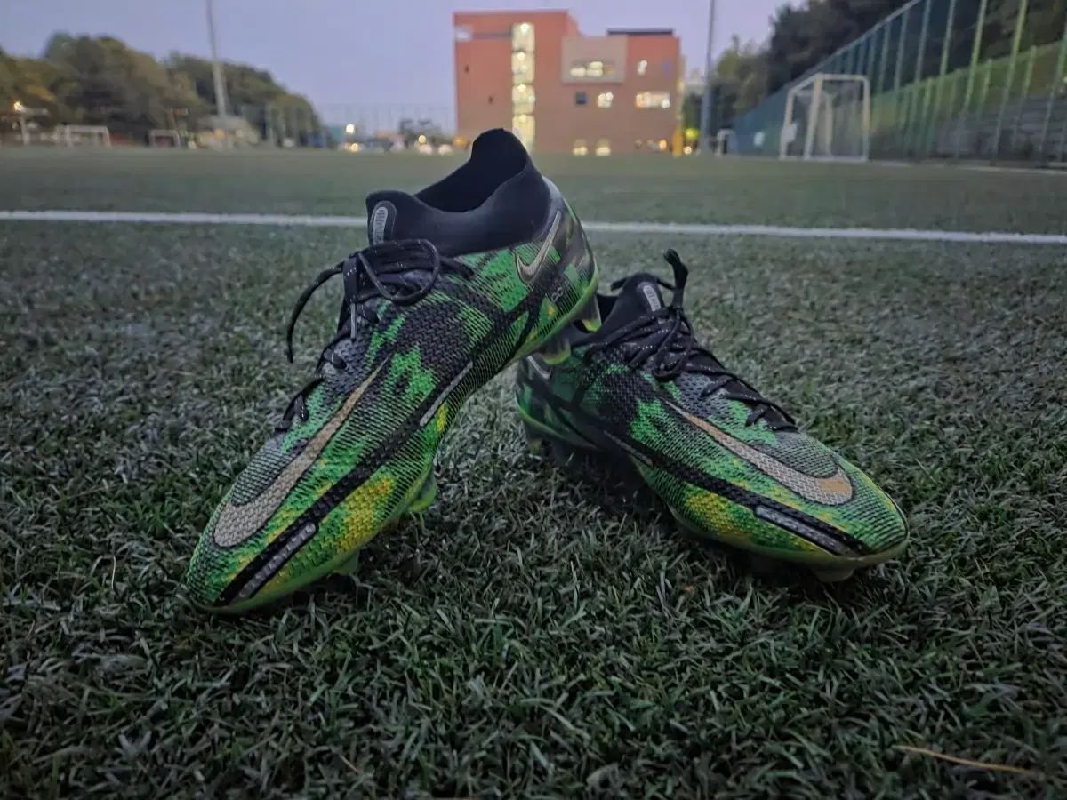 260 サッカーシューズ NIKE FANTOM GT2