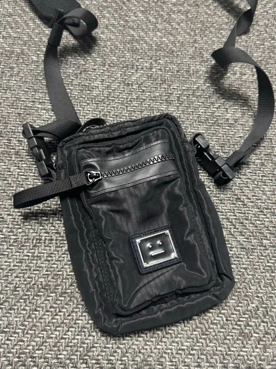 Acne Studios アクネストゥディオズ クロスバック ブラック の商品写真