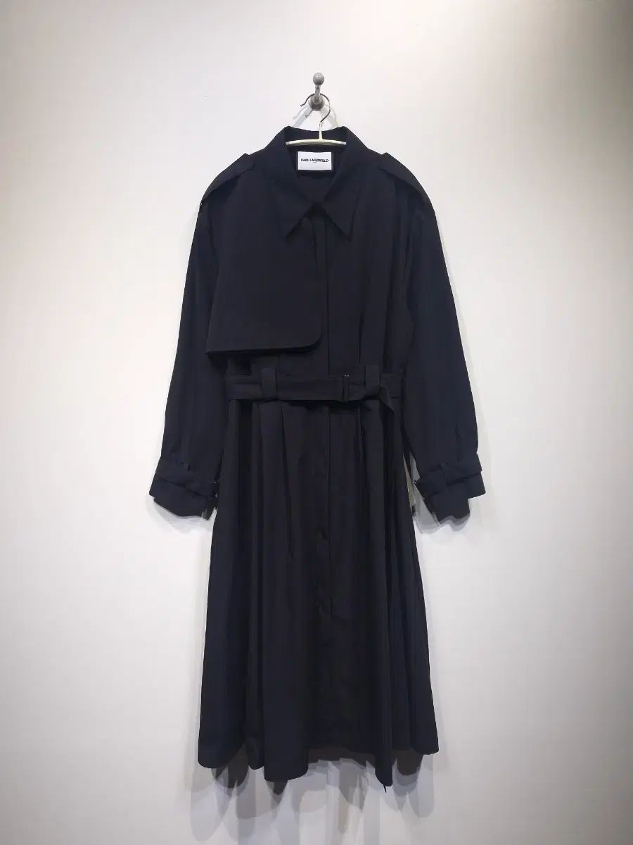 新品 KARL LAGERFELD カールラガーフェルド 23年 トレンチ コート ONE PIECE の商品写真