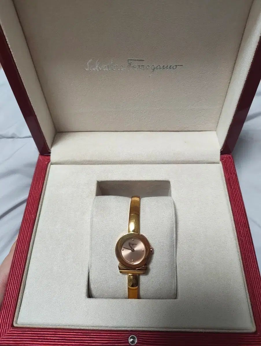 FERRAGAMO フェラガモ ガンチーニ レディース GOLD 뱅글時計