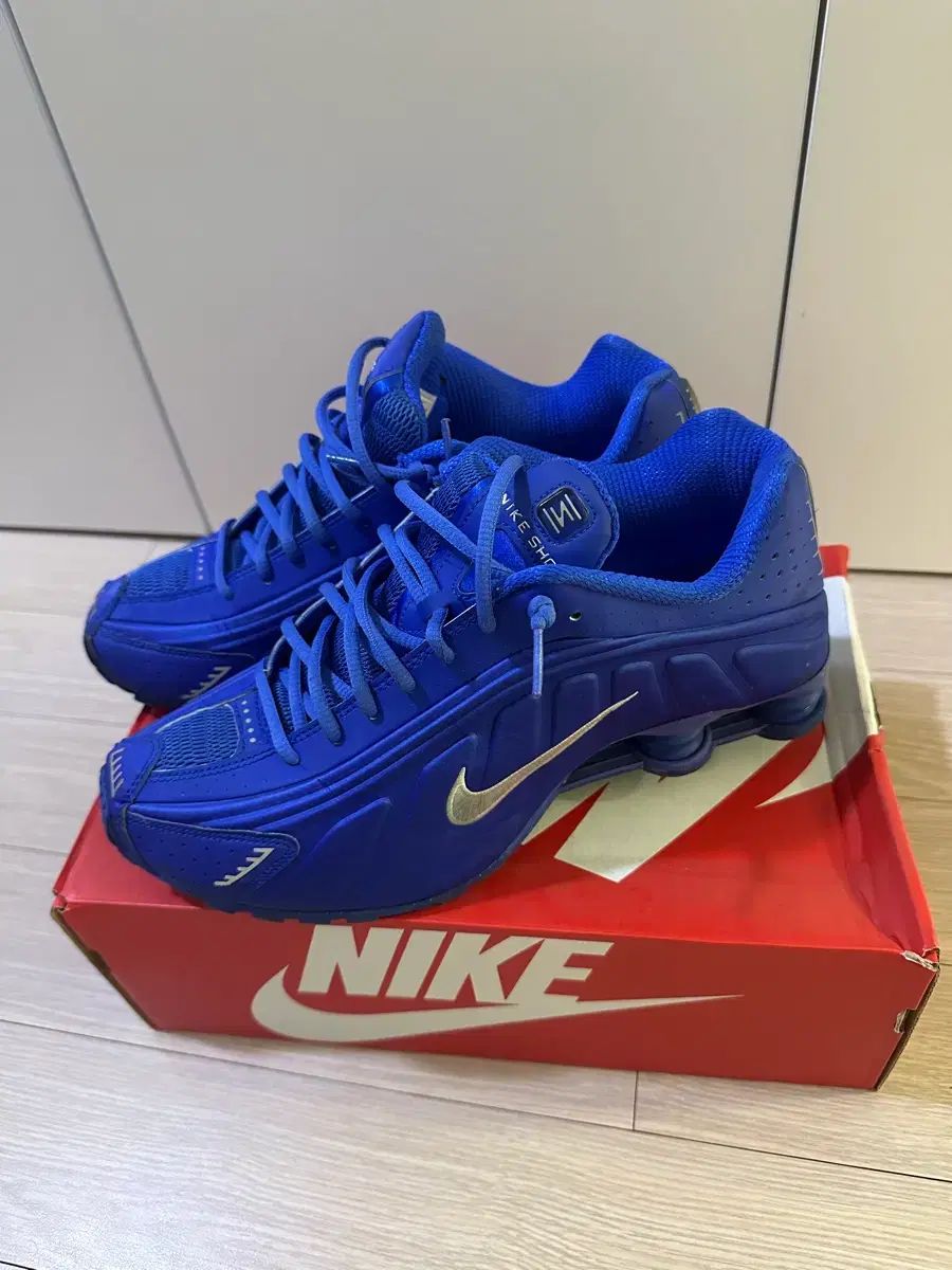 ナイキ ショックス R4 レーサー ブルー アンド メタリック シルバー