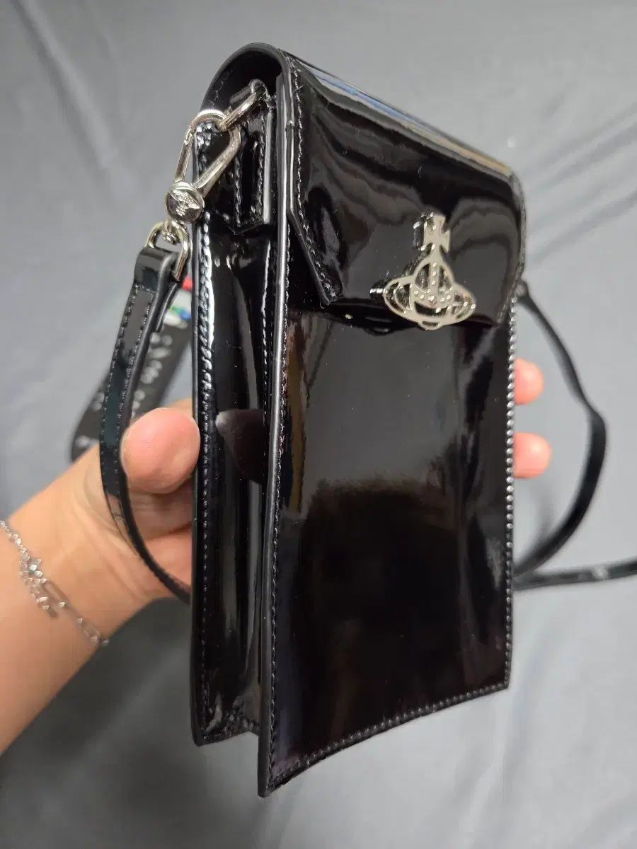 Vivienne Westwood ヴィヴィアン・ウエストウッド ブラック エナメル 携帯 バッグ クロスバック