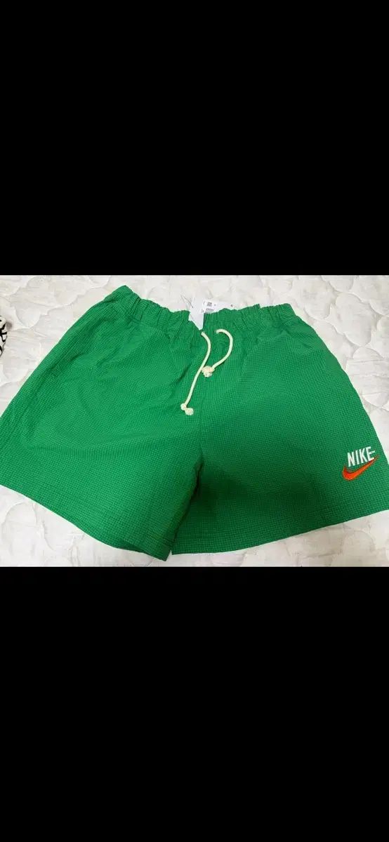 新品 NIKE グリーン ハーフパンツ
