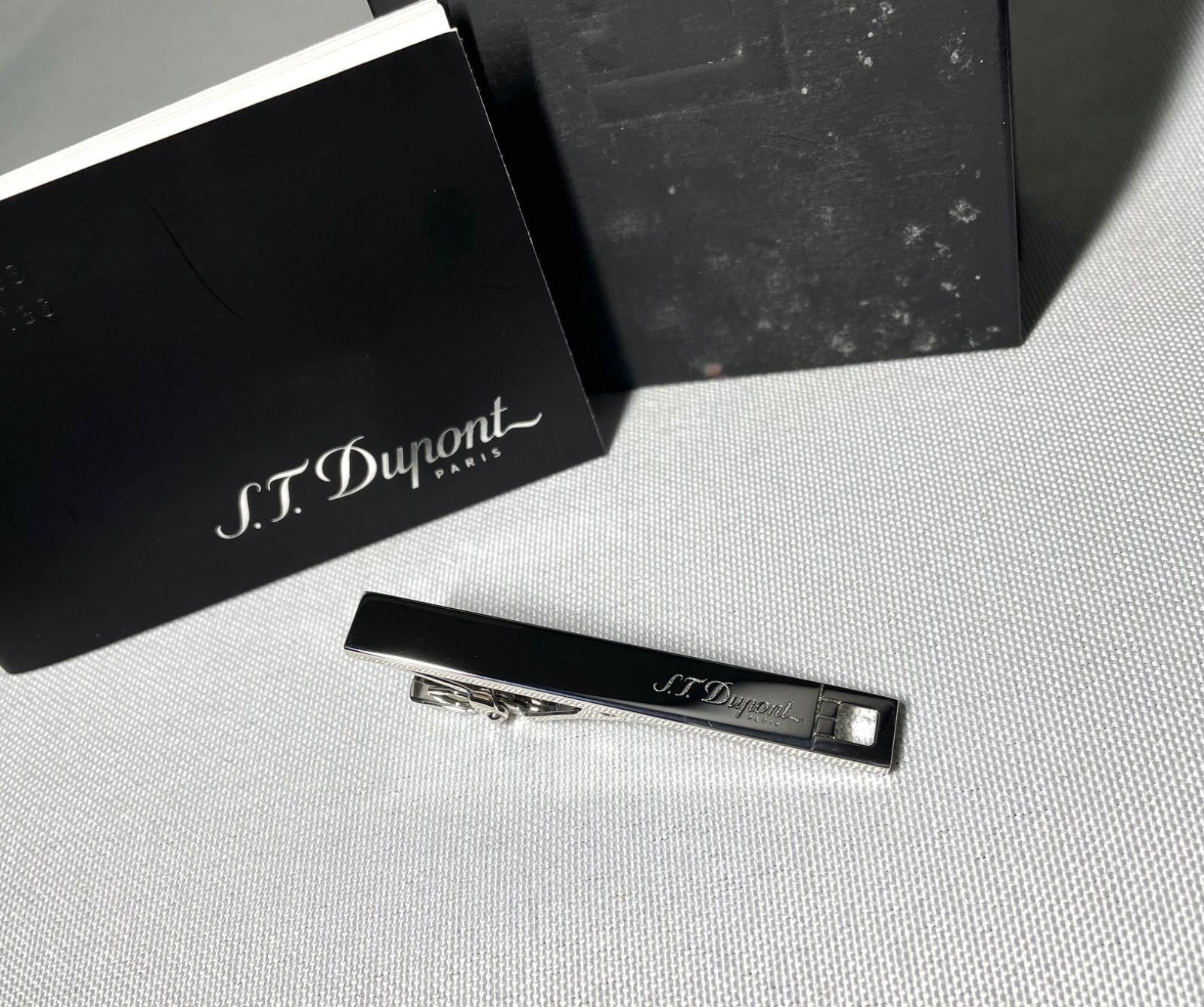 美品 S.T.Dupont デュポン ブランドロゴ&くり抜きデザイン クロームメタリックシルバーネクタイピン タイピン タイバー ケース有 メンズ