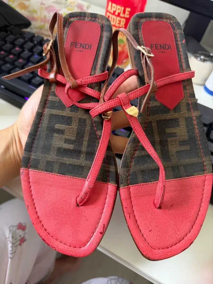 フェンディ FF ロゴ レッド ビーチサンダル サンダル 11,752円