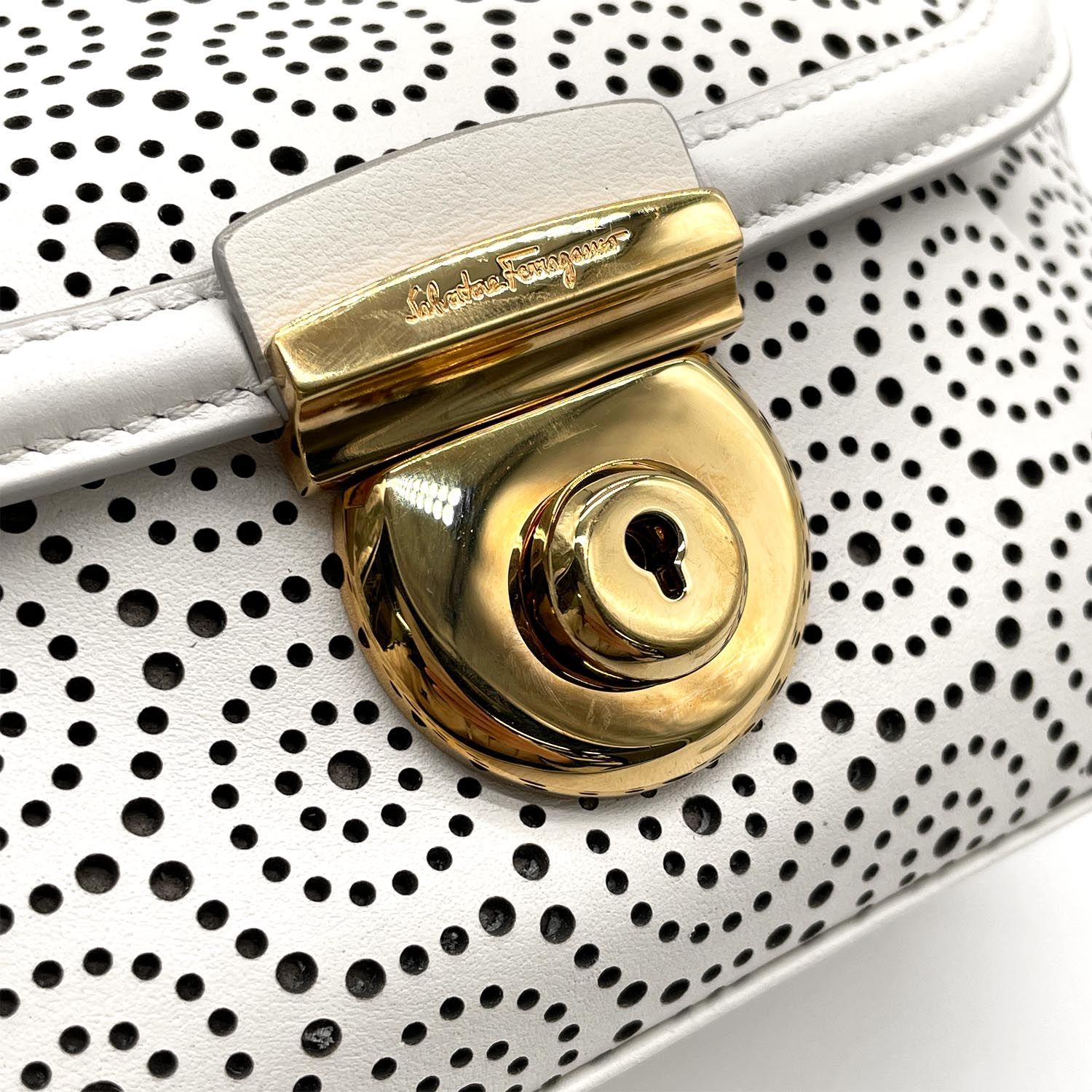 Salvatore Ferragamo サルヴァトーレフェラガモ フィアンマ パンチング 